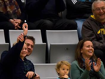 Ich hab den Ball! Das Publikum war Teil der fantstischen Tischtennis-Show in der Angerhalle. Nicht nur dieser "Drei-Käse-Hoch" hatte seinen Spaß. Bei Boll, Waldner & Co. kamen Klein und Groß auf ihre Kosten. Fotos: Albert Höchstädter