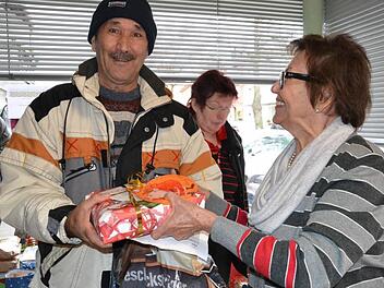 Karin Batistella (rechts), zweite Vorsitzende des Vereins der Kulmbacher Tafel, ist mit Herzblut bei der Sache, unter anderem wenn es an Weihnachten ums Verteilen von Geschenken für Kinder geht. Doch die Ehrenamtliche betont auch: Die Arbeit führt die Mitarbeiter bisweilen an die Grenzen der Belastbarkeit. Im Hintergrund ist die seit 2006 tätige Vereinsvorsitzende Elfriede Höhn zu sehen. Foto: Archiv/U. Prawitz