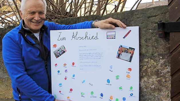 Wolfgang Klecker zeigt das Abschiedsgeschenk einer 5. Klasse, die er am Ende unterrichtete. Foto: Tobias Kindermann