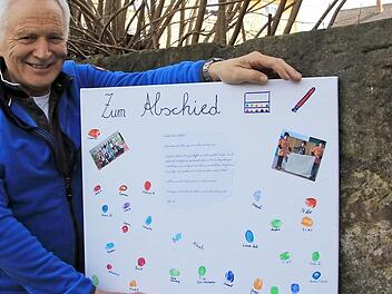 Wolfgang Klecker zeigt das Abschiedsgeschenk einer 5. Klasse, die er am Ende unterrichtete. Foto: Tobias Kindermann