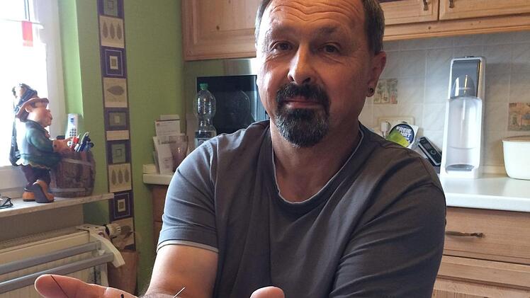 Peter Dorsch findet in der Kiliansiedlung immer wieder gebogene Nägel, Metallteile und Scherben. Erst kürzlich zerstörte ein Nagel einen Reifen am Quad seines Sohnes. Fotos: Stefan Fößel