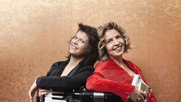 Von Liebe und weiteren Katastrophen berichtet eine Lesung am 10. M&auml;rz von Michaela May und Maria Reiter.