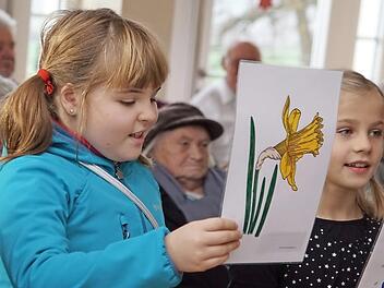 Die Jungen und M&auml;dchen des Kinderhorts am Veitsberg erfreuten die Senioren mit Gedichtversen &uuml;ber die einzelnen Monate. Foto: Mario Deller