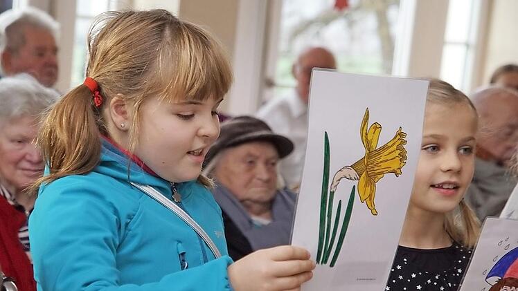 Die Jungen und M&auml;dchen des Kinderhorts am Veitsberg erfreuten die Senioren mit Gedichtversen &uuml;ber die einzelnen Monate. Foto: Mario Deller