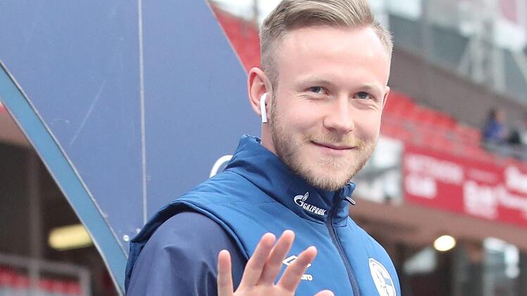 Cedric Teuchert vor kurzem an alter Wirkungsstätte im Nürnberger Max-Morlock-Stadion. Auch gegen seine ehemaligen Teamkollegen vom Club kam der Coburger, der seit Dezember 2018 auf einen Einsatz in der 1. Bundesliga wartet, nicht zum Zug. Seinen Optimismus hat der 22-jährige Stürmer deshalb aber noch nicht verloren. Er sorgte zuletzt in der 2. Mannschaft des FC Schalke 04 mit zwei Toren für Furore. Foto: Sportfoto Zink