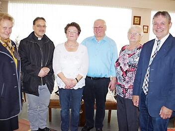 Goldene Hochzeit feierten Edeltraud und Georg Sesselmann (Dritte und Vierter von links). Mit im Bild von links Pfarrsekretärin Ingrid Burkert-Mazur, Pfarrer Richard Reis, Vroni Müller von den SV-Gymnastikdamen und Bürgermeister Gerhard Wunder.  Foto: Hans Franz