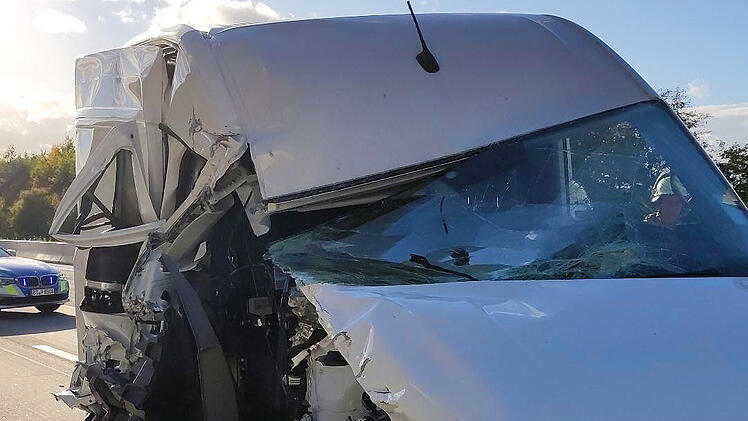 Sturm "Ignatz" sorgt für Unfall auf A9 bei Himmelkron: Kleintransporter von Wind in Laster geschleudert