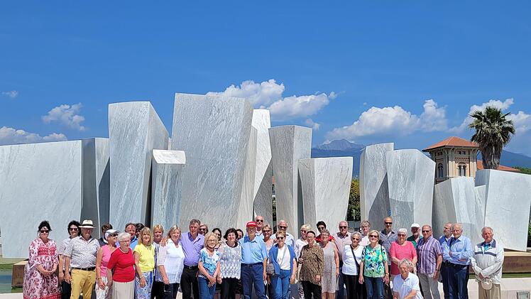 Die Reisegruppe des St&auml;dtepartnerschaftskomitees auf der Piazza Bad Kissingen, in der Mitte Franco Tortorella mit der roten F&uuml;hrerkappe.