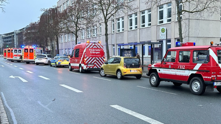 Erlangen: Unfallursache weiterhin unklar - nach Kollision zwischen Schulbus und Lkw - 15 Kinder leicht verletzt