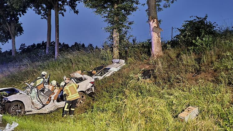 A70 bei Neudrossenfeld: Auto überschlägt sich - eingeklemmter Fahrer schwer verletzt