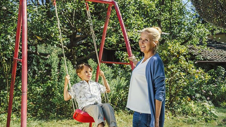 Anne (Katharina Böhm) und Enkel Luke (Lennox Louis Steigerschmid) vergnügen sich um Garten.