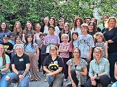 16 Sprachbegleiter (hier mit Vertretern des BRK, des Rotary-Clubs Haßberge und der Schulen) haben Zertifikate erhalten.