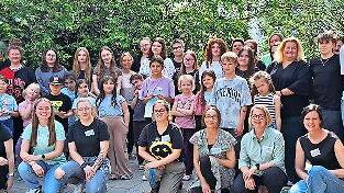 16 Sprachbegleiter (hier mit Vertretern des BRK, des Rotary-Clubs Haßberge und der Schulen) haben Zertifikate erhalten.