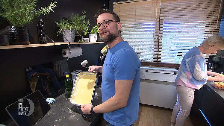 W&auml;hrend Mama Nora flei&szlig;ig Gem&uuml;se schnibbelt, freut sich Robert &uuml;ber den sch&ouml;n gelungenen K&auml;sekuchenboden.