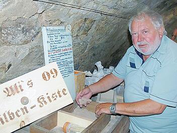 Außergewöhnliche Sachen waren schon immer "Alis" Spezialitäten. Jetzt reift in seinem Keller Milbenkäse. Der frühere Lehrer Alois Voigt hat ein besonderes Hobby.