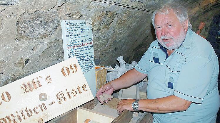 Außergewöhnliche Sachen waren schon immer "Alis" Spezialitäten. Jetzt reift in seinem Keller Milbenkäse. Der frühere Lehrer Alois Voigt hat ein besonderes Hobby.