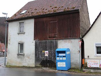 Auch in der Hauptstraße 4 in Unterleinleiter hat die Berliner Firma KSB einen Container für Altkleider aufstellen lassen. Fotos: fra-press