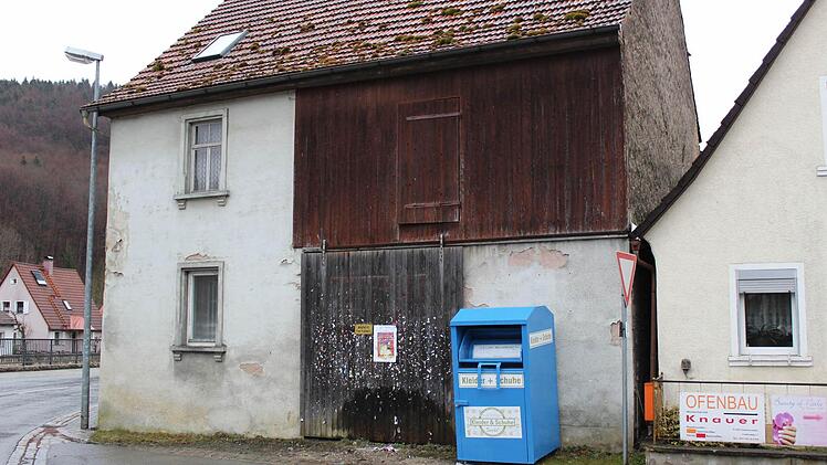 Auch in der Hauptstraße 4 in Unterleinleiter hat die Berliner Firma KSB einen Container für Altkleider aufstellen lassen. Fotos: fra-press