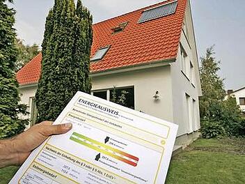 Auch aus Bestandsimmobilien lassen sich Null- oder sogar Plus-Energiehäuser machen - und damit wandert der Pfeil im gelben Bereich bei der Energieeffizienz im Energieausweis in die grüne Region. Foto: Deutsche Energie-Agentur