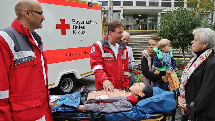 Die beiden Rotkreuz-Rettungsassistenten Klaus Zehe (links) und Thomas Menz erklären Passanten, was zur Wiederbelbung getan werden kann.  Foto: Sigismund von Dobschütz