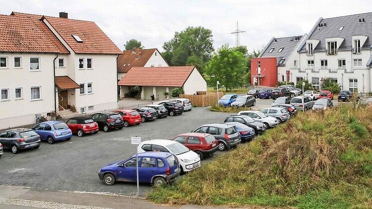 Der Parkplatz des Medizinischen Zentrums in Drosendorf ist voll belegt. Foto: RiegerPress