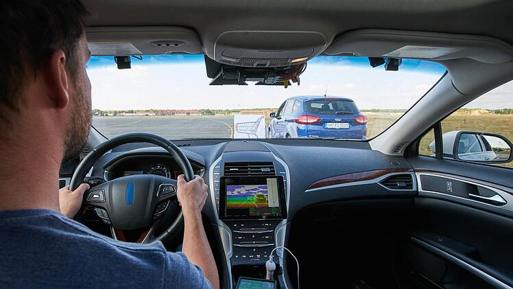 So etwas kann auf dem Parkplatz vor jedem Einkaufsmarkt passieren: Plötzlich schiebt jemand einen Einkaufswagen hinter einem Auto hervor. Das Real Life Safety Sicherheitssystems, das mit einer Stereo-Kamera ausgerüstet ist, bremst automatisch und verhindert damit einen Unfall.
