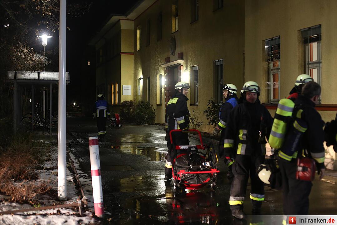 Bett fing im Klinikum Feuer - Großeinsatz der Rettungskräfte in Nürnberg-Nord