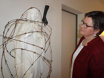 Herzstück der Ausstellung "Die Gottesmutter Maria und die Künstler" ist die Madonna mit dem Stacheldraht, die von vielen Besuchern lange betrachtet wurde. Das Bild zeigt Anja Vorndran aus Oberweißenbrunn beim Besuch der Ausstellung.  Foto: Marion Eckert