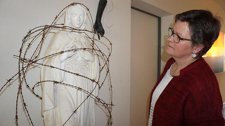Herzstück der Ausstellung "Die Gottesmutter Maria und die Künstler" ist die Madonna mit dem Stacheldraht, die von vielen Besuchern lange betrachtet wurde. Das Bild zeigt Anja Vorndran aus Oberweißenbrunn beim Besuch der Ausstellung.  Foto: Marion Eckert