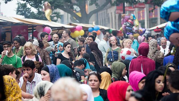 Zahlreiche Besucher kommen zum Ramandanfest auf der Karl-Marx-Stra&szlig;e im Berliner Stadtbezirk Neuk&ouml;llln. Foto: J&ouml;rg Carstensen, dpa