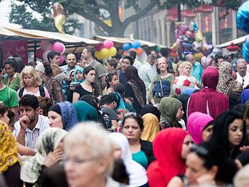Zahlreiche Besucher kommen zum Ramandanfest auf der Karl-Marx-Straße im Berliner Stadtbezirk Neuköllln. Foto: Jörg Carstensen, dpa
