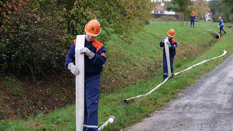Schlauchstrecken verlegen und wieder abbauen. Foto: Gerd Schaar