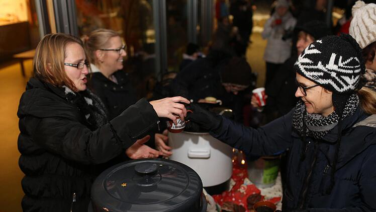 Der Glühwein ist begehrt. Foto: Franz Galster