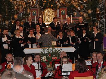 Der Kirchenchor Hallerndorf unter der Leitung von Miriam Sümmerer beim Auftritt im Benefizkonzert "Weihnachten für alle". Foto: Mathias  Erlwein