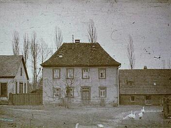 Auf dem Grundstück, auf dem die Steinsfelder Gemeinschaftskühlanlage und später eine zweite Anlage errichtet wurde, stand früher einmal das Armenhaus der Gemeinde. Es war bis 1930 bewohnt und wurde später eingelegt. Unser Bild aus der Zeit zwischen 1935 und 1940 zeigt (von links) die Schule, das ehemalige Lehrerwohnhaus, das 1959 durch ein neues Lehrerwohnhaus ersetzt wurde, sowie das Armenhaus.Ulrike Langer