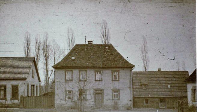 Auf dem Grundstück, auf dem die Steinsfelder Gemeinschaftskühlanlage und später eine zweite Anlage errichtet wurde, stand früher einmal das Armenhaus der Gemeinde. Es war bis 1930 bewohnt und wurde später eingelegt. Unser Bild aus der Zeit zwischen 1935 und 1940 zeigt (von links) die Schule, das ehemalige Lehrerwohnhaus, das 1959 durch ein neues Lehrerwohnhaus ersetzt wurde, sowie das Armenhaus.Ulrike Langer