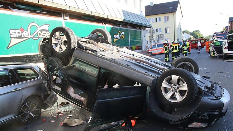 Im Landkreis Coburg hat sich ein Auto &uuml;berschlagen. Bei dem Unfall in Neustadt bei Coburg wurden zwei Menschen verletzt.  Foto: Michael Stelzner