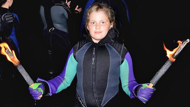 Ein effektvoller Anblick: Die Schwimmer entstiegen mit ihren Fackeln dem Main. Fotos: Dieter Radziej