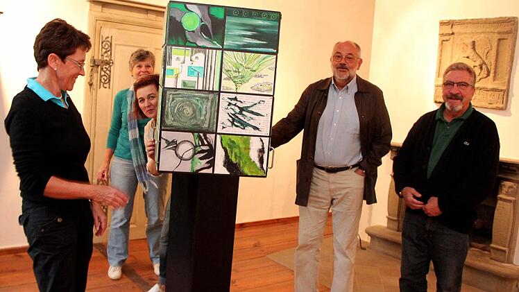 Noch mehr Kunst: Margit Paulus, Barbara Plank, Heike Kowohl-Seiss (die hinter dem Würfel hervorspitzt), Wolf-Dieter Domke und Paul Gütle (v.l., alle Vorstandsmitglieder)  Fotos: Johanna Blum