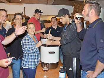 Zur Gärführung muss die Temperatur stimmen. Vor dem längeren Gärprozess (etwa vier Wochen) wird eine Probe genommen. Vorne links im Bild Seminarleiter Heinz Krause.  Foto: Karl-Heinz Hofmann