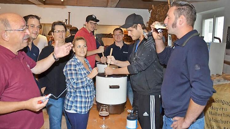 Zur Gärführung muss die Temperatur stimmen. Vor dem längeren Gärprozess (etwa vier Wochen) wird eine Probe genommen. Vorne links im Bild Seminarleiter Heinz Krause.  Foto: Karl-Heinz Hofmann