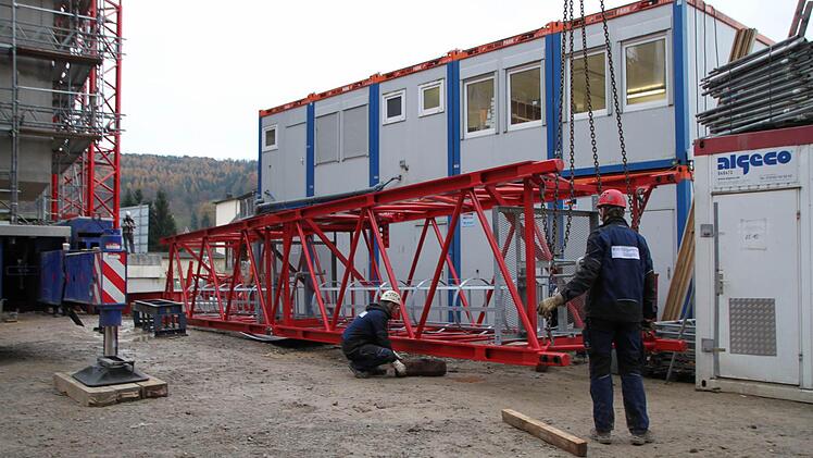 Die Bauarbeiter arbeiten sehr präzise.