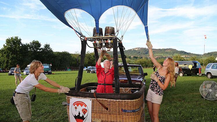 Daniel Heid aus Hundsboden und seine Freundin Anne-Sofie bereiten den Ballon vor. Foto: Franz Galster