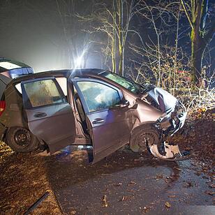 Pkw kracht gegen Baum bei Schwarzenbruck