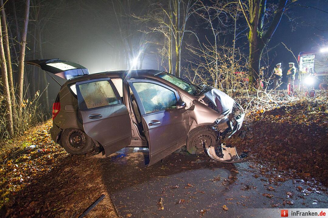 Pkw kracht gegen Baum bei Schwarzenbruck