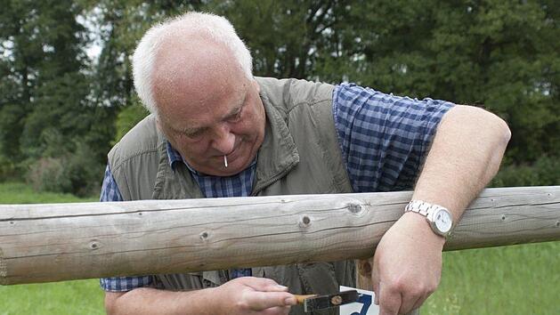 Peter Tremel bei der Markierung des Sieben-Fl&uuml;sse-Wanderwegs pr