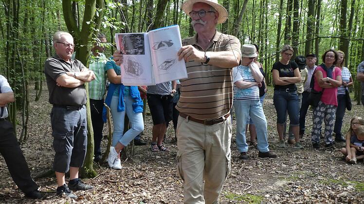 Anhang zahlreicher Bilder lie&szlig; Anton K&ouml;cheler die Welt der Kelten vor dem geistigen Auge der Zuh&ouml;rer lebendig werden. Foto: Martina Drossel
