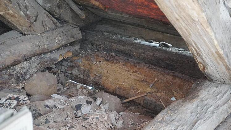 Nicht nur, dass die Balken des Sakristeidaches am Kloster Kreuzberg  morsch sind, die Mauerlatte ist schon über das Mauerwerk hinaus  weggerutscht. Foto: Marion Eckert