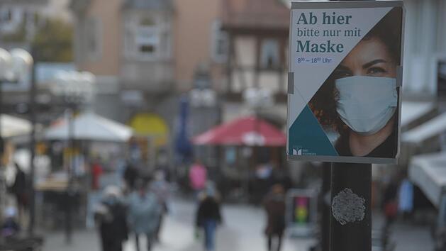 Dieser Hinweis auf Maskenpflicht steht am Eingang zur Fußgängerzone in Bad Kissingen in der Höhe des Landratsamtes. Gleich nebenan, in der Kreisverwaltung, sind jetzt auch Mitarbeiter positiv auf Covid-19 getestet worden.  Foto: Siegfried Farkas