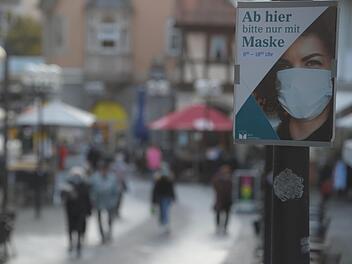Dieser Hinweis auf Maskenpflicht steht am Eingang zur Fu&szlig;g&auml;ngerzone in Bad Kissingen in der H&ouml;he des Landratsamtes. Gleich nebenan, in der Kreisverwaltung, sind jetzt auch Mitarbeiter positiv auf Covid-19 getestet worden.  Foto: Siegfried Farkas